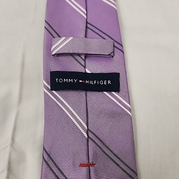 Tommy Hilfiger Men’s 100% Silk Repp Tie Necktie Purple W/thin Grey&white Stripes - Picture 2 of 7